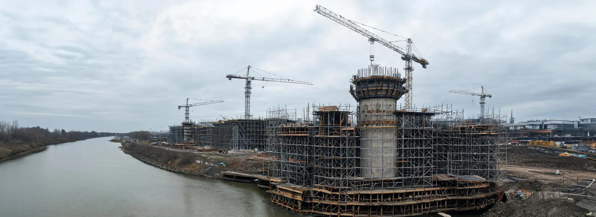 Bridge pier formwork under construction with Doka systems